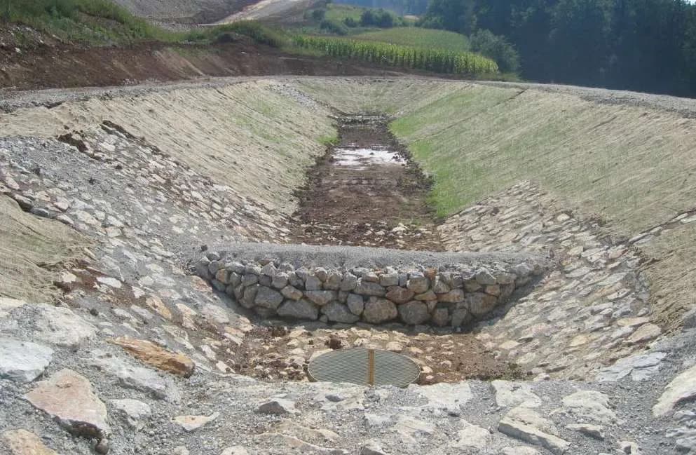 ECOVERNET J de yute desplegado sobre talud en proyecto de restauración ambiental