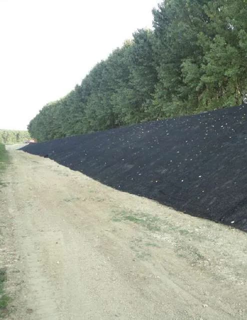 K-MAT instalado sobre talud con vegetación creciendo a través del manto