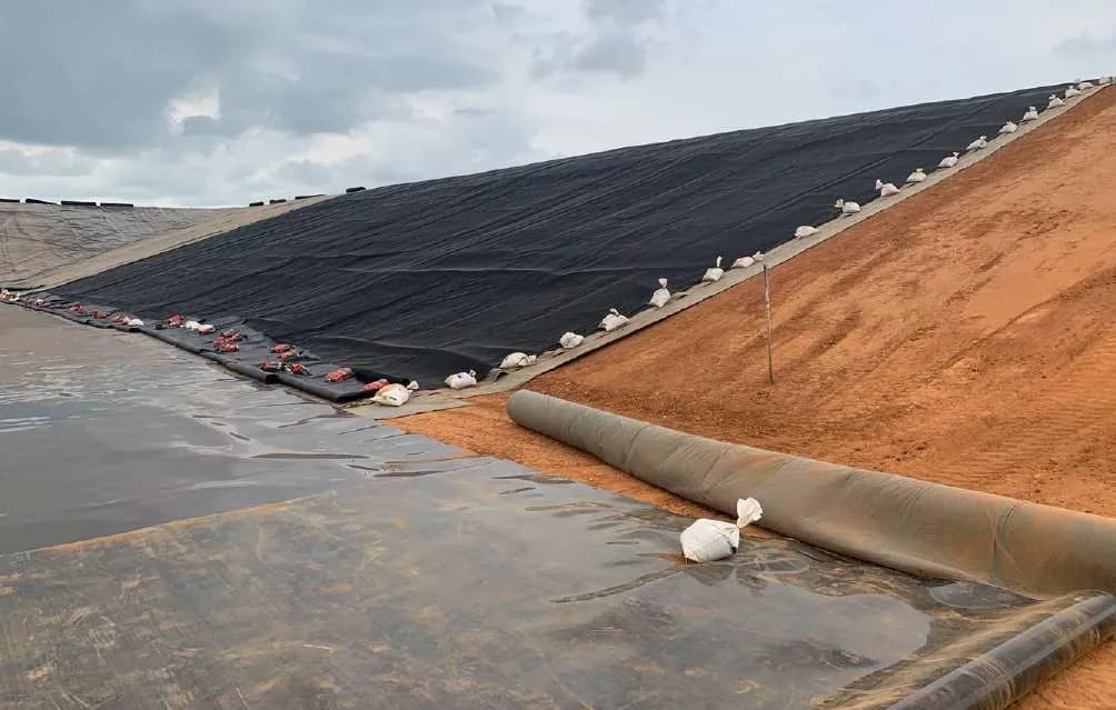 Geocompuesto MD instalado sobre losa de cimentación con cargas elevadas