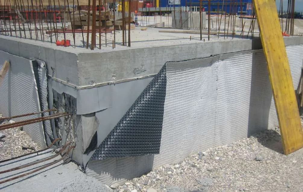 MEMBRANA NERA tachonada protegiendo muro de contención bajo nivel del terreno