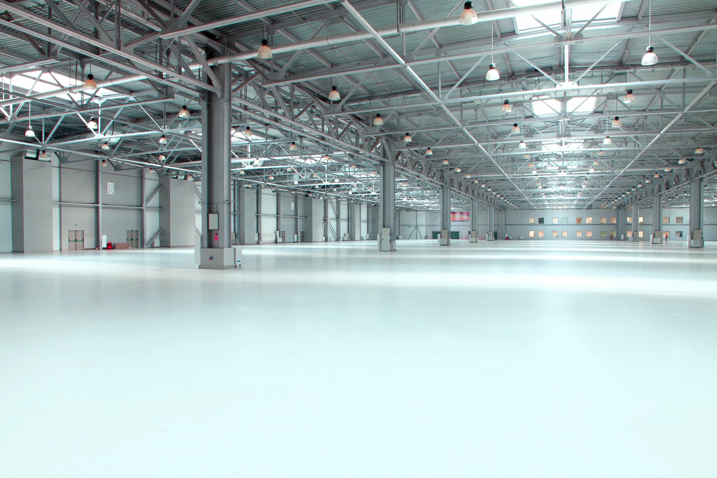 Bodega industrial con piso epóxico Tecnofloor Tw-3040 sin juntas, acabado brillante reflectivo