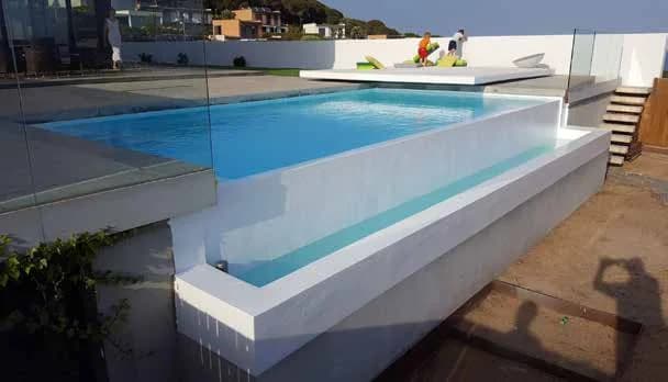 Piscina impermeabilizada con membrana líquida Tecnopol bajo acabado cerámico